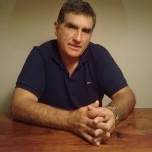 Federico González sentado frente a una mesa